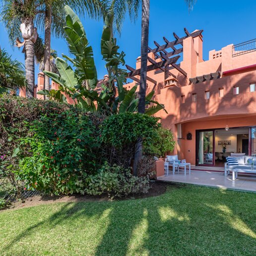 Maison mitoyenne rénovée dans une communauté de Marbella près de Puente Romano et de la plage