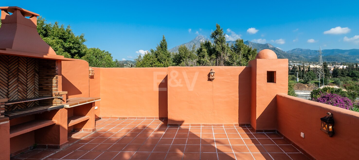 Preciosa casa pareada en una segura urbanización en Marbella, cerca de Puente Romano y la playa.