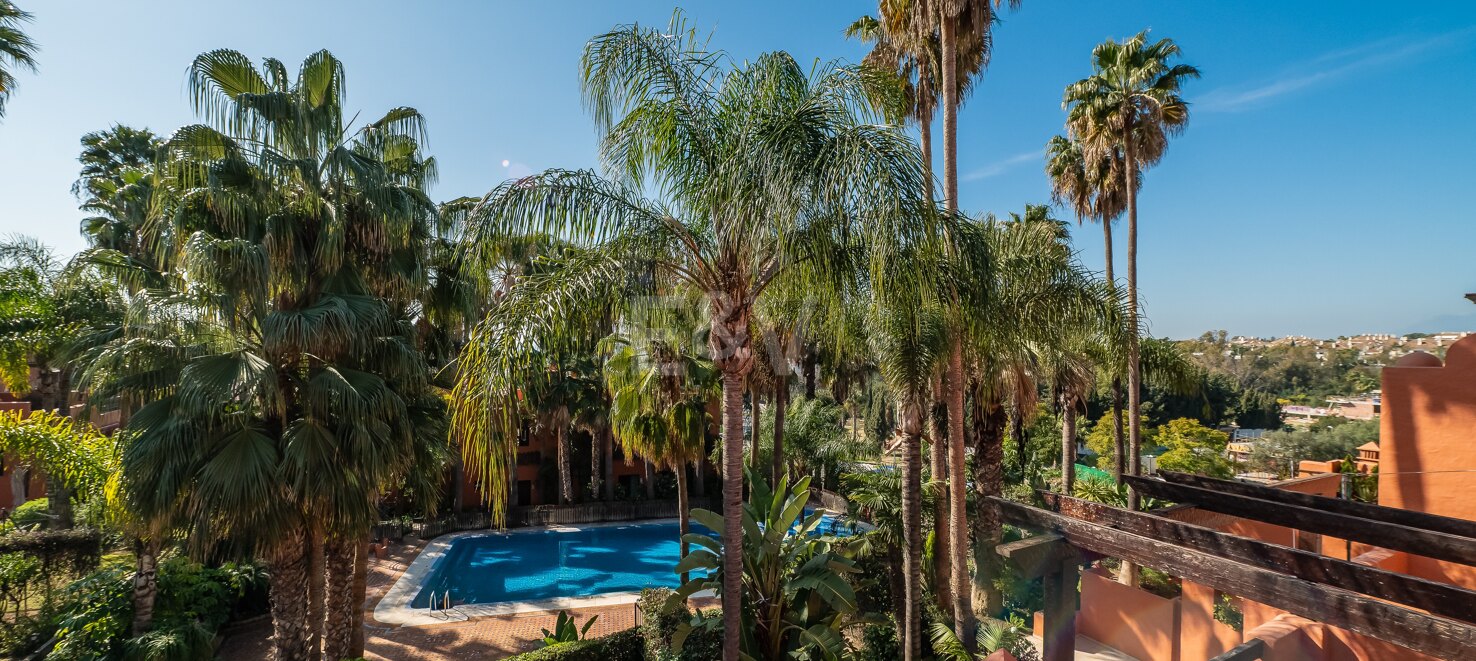 Preciosa casa pareada en una segura urbanización en Marbella, cerca de Puente Romano y la playa.