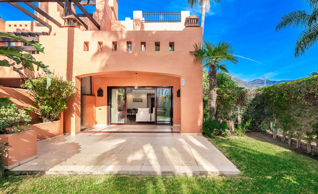 Casa adosada en urbanización cerrada cerca de Puente Romano