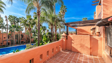 Casa adosada en urbanización cerrada cerca de Puente Romano
