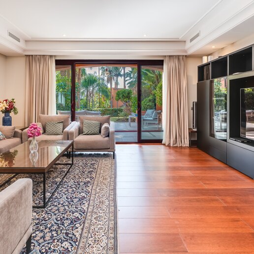 Maison mitoyenne rénovée dans une communauté de Marbella près de Puente Romano et de la plage