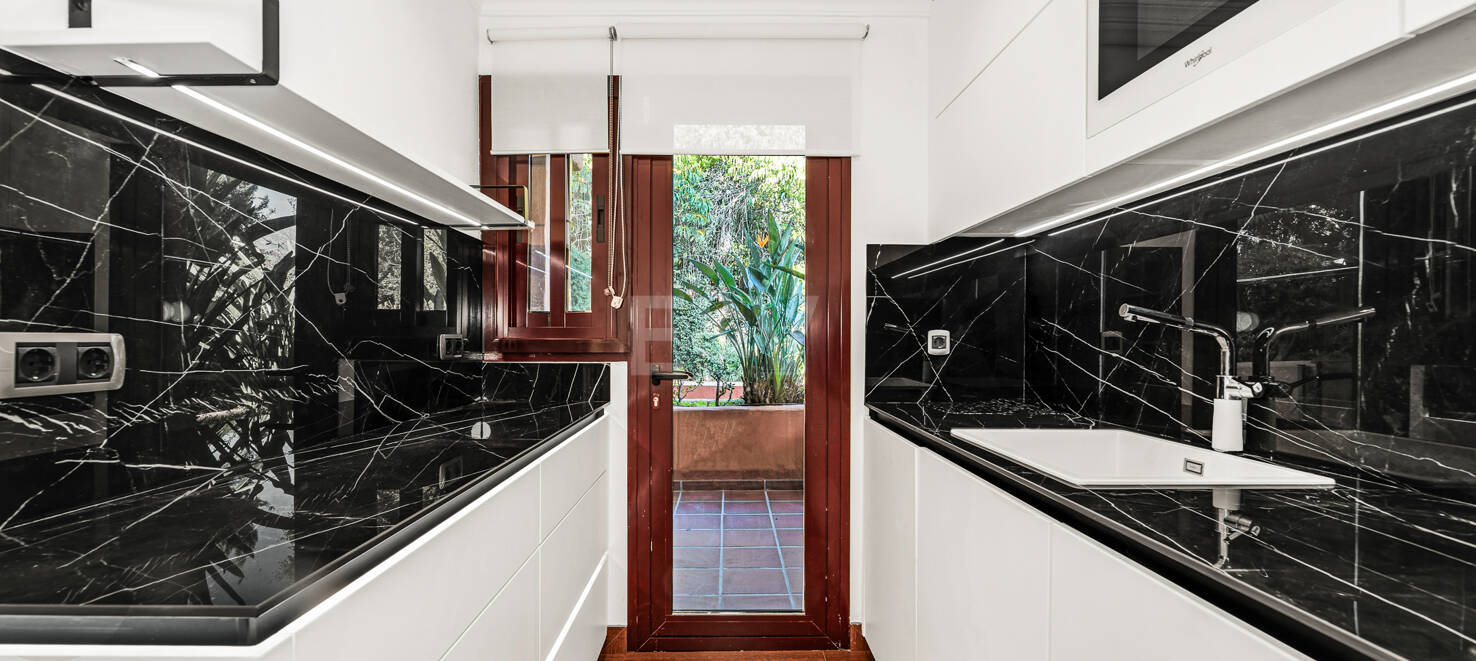 Doppelhaushälfte in einer geschlossenen Wohnanlage in der Nähe von Puente Romano