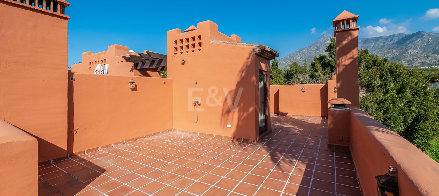 Preciosa casa pareada en una segura urbanización en Marbella, cerca de Puente Romano y la playa.