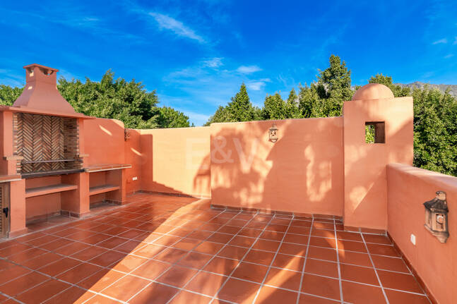 Doppelhaushälfte in einer geschlossenen Wohnanlage in der Nähe von Puente Romano