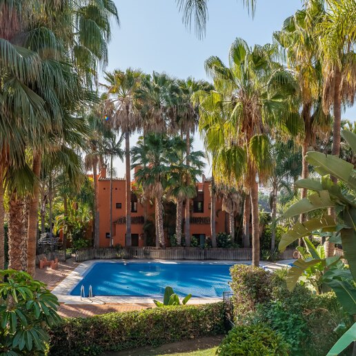 Preciosa casa pareada en una segura urbanización en Marbella, cerca de Puente Romano y la playa.