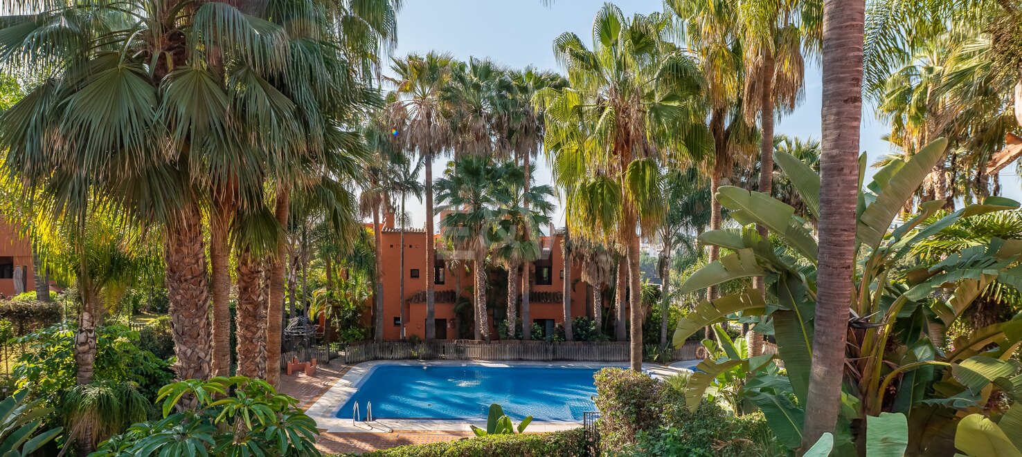 Preciosa casa pareada en una segura urbanización en Marbella, cerca de Puente Romano y la playa.