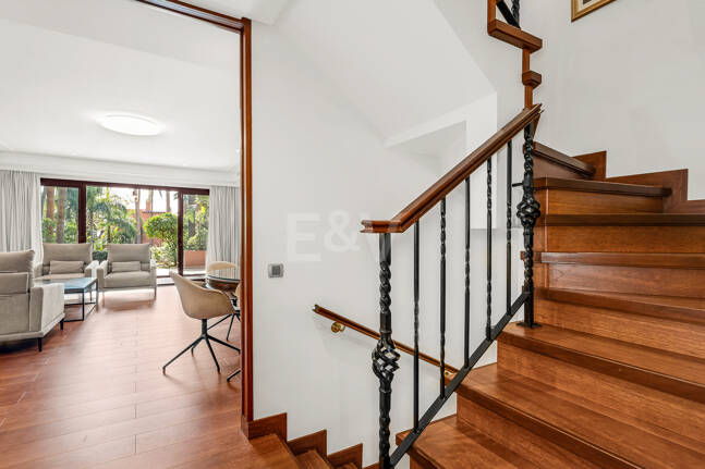 Doppelhaushälfte in einer geschlossenen Wohnanlage in der Nähe von Puente Romano