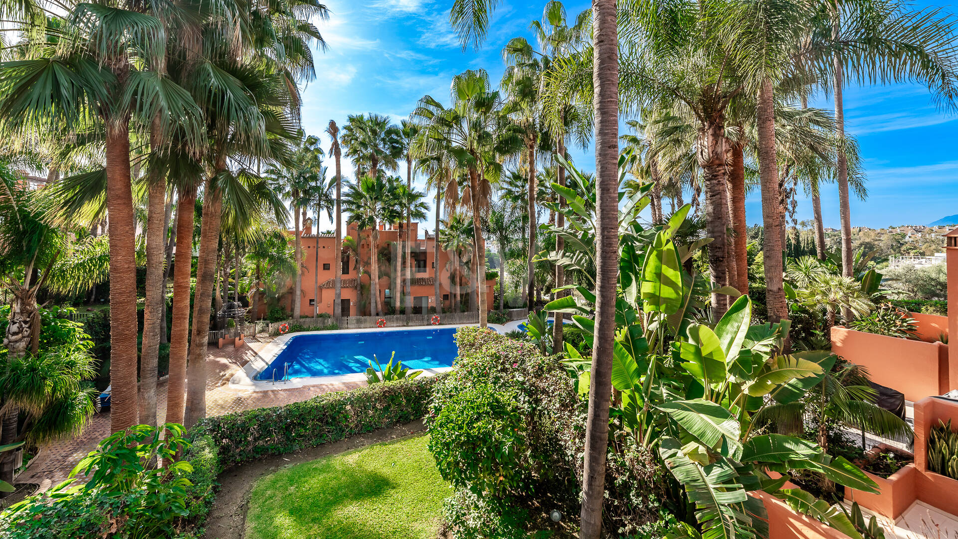 Doppelhaushälfte in einer geschlossenen Wohnanlage in der Nähe von Puente Romano