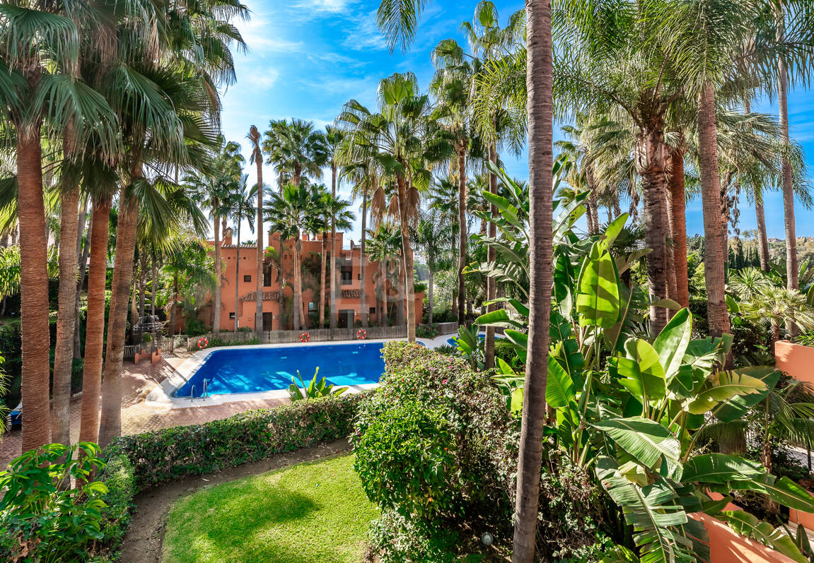 Doppelhaushälfte in einer geschlossenen Wohnanlage in der Nähe von Puente Romano