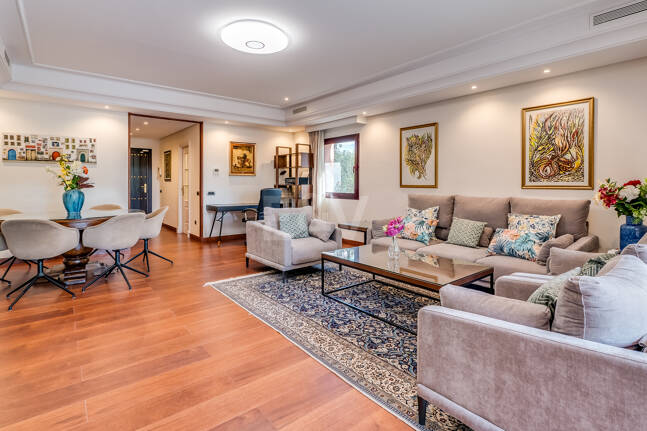 Doppelhaushälfte in einer geschlossenen Wohnanlage in der Nähe von Puente Romano