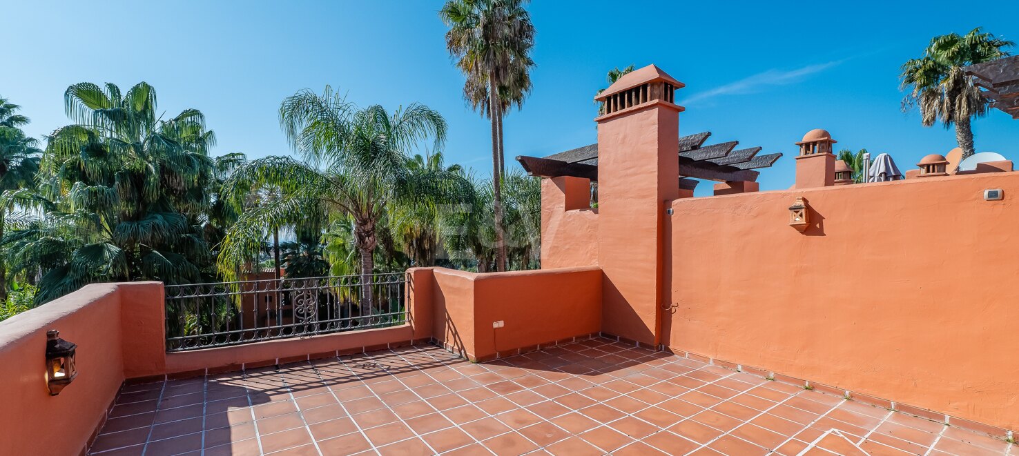 Preciosa casa pareada en una segura urbanización en Marbella, cerca de Puente Romano y la playa.