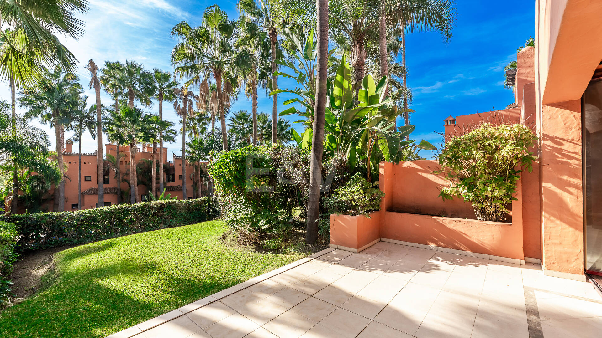 Doppelhaushälfte in einer geschlossenen Wohnanlage in der Nähe von Puente Romano