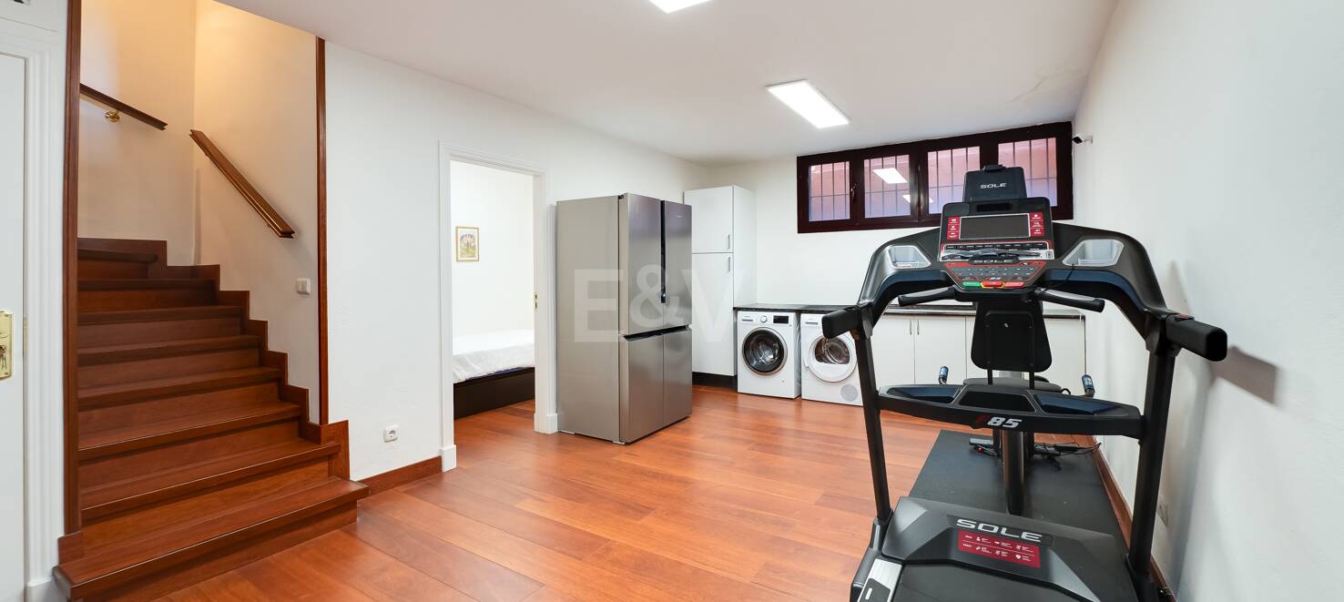 Semi-Detached House in a Gated Community Near Puente Romano