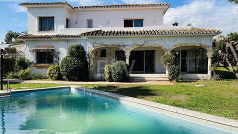 Villa mit Außergewöhnlichem Potenzial im Herzen von Guadalmina Golf