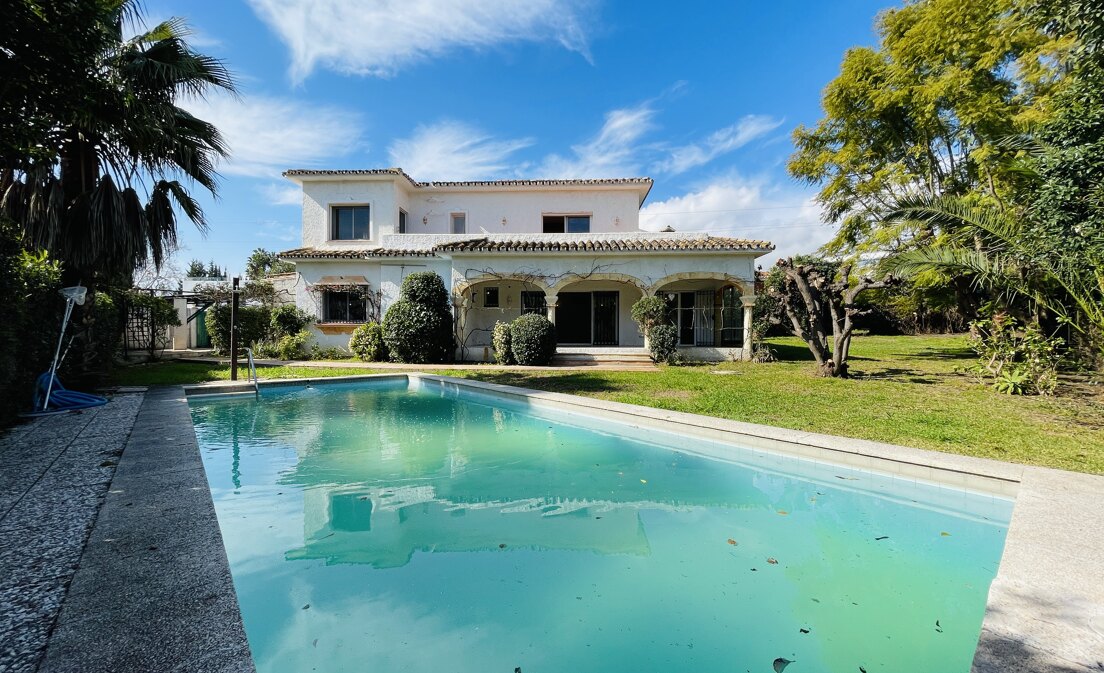 Villa mit Außergewöhnlichem Potenzial im Herzen von Guadalmina Golf