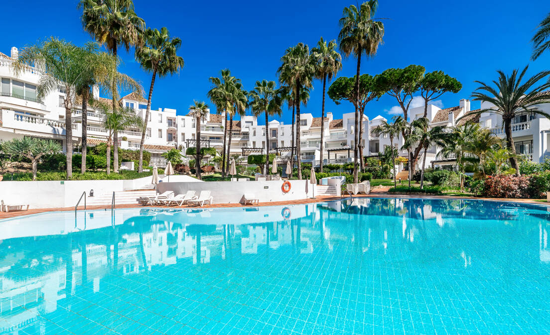 Apartamento Exclusivo en Elviria Beach – Luminoso, espacioso y a sólo unos pasos del mar