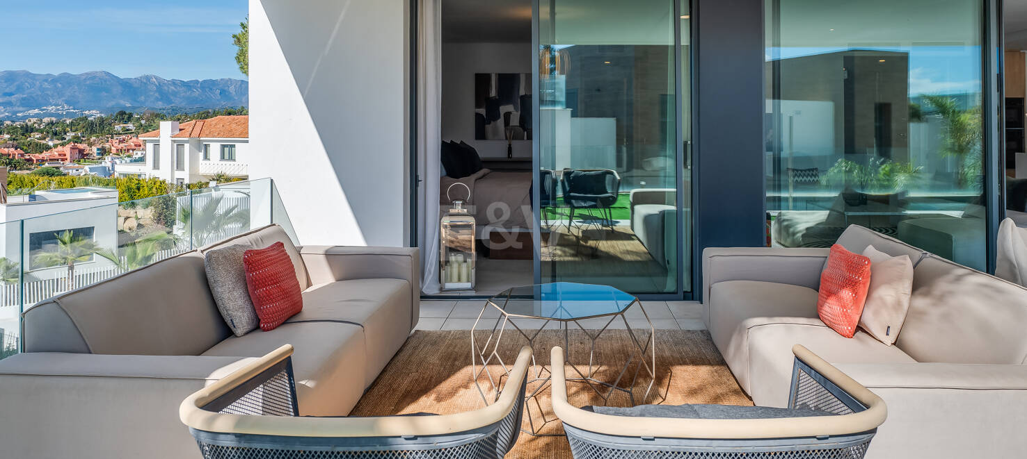 Fantastisk South-Facing Corner Duplex i Artola Alta