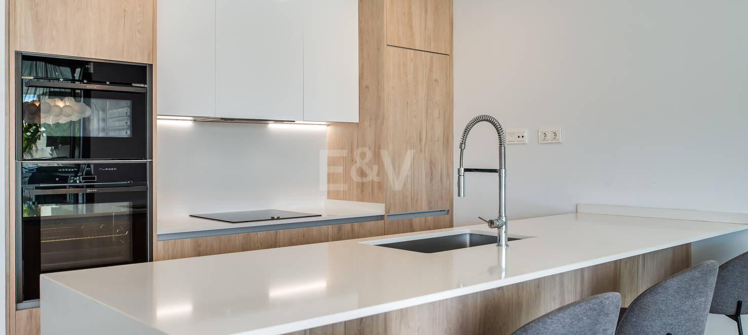 Fantastisk South-Facing Corner Duplex i Artola Alta
