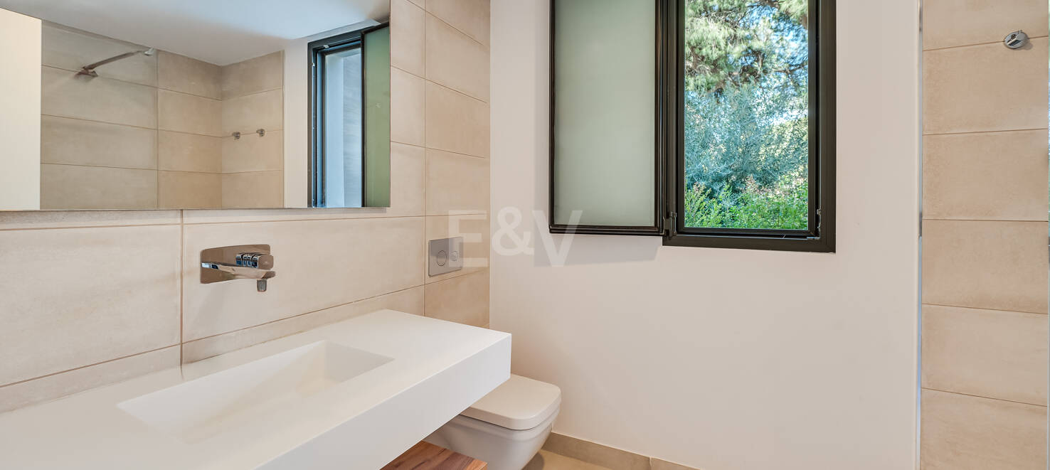 Fantastisk South-Facing Corner Duplex i Artola Alta