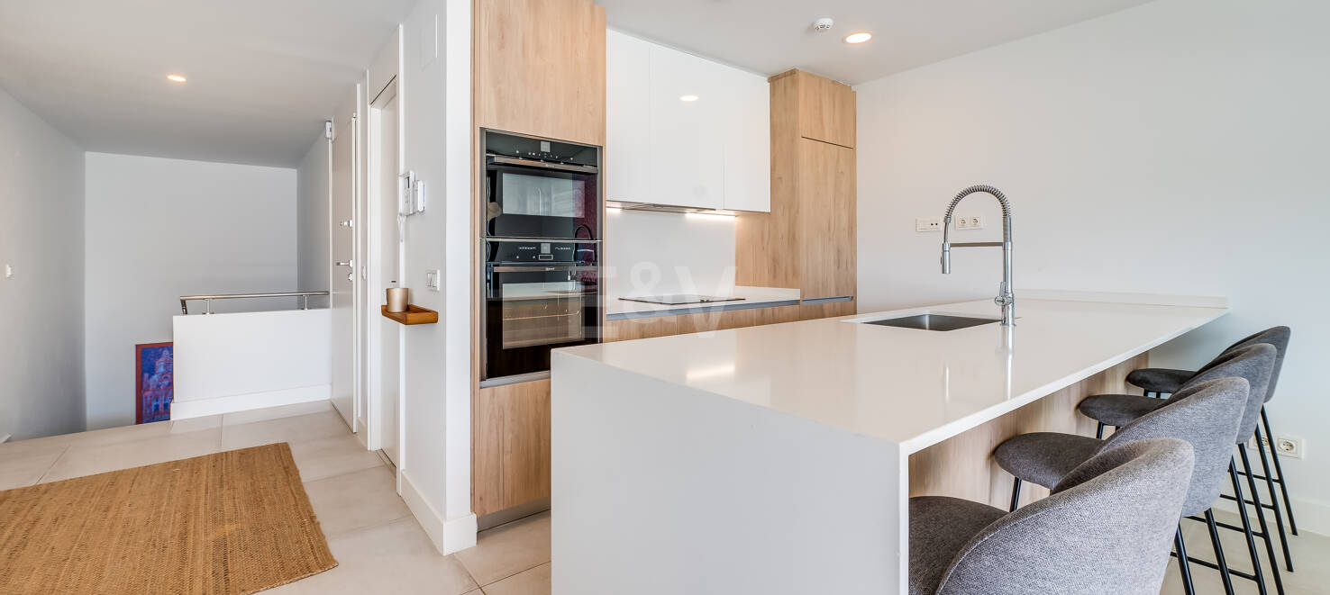 Fantastisk South-Facing Corner Duplex i Artola Alta