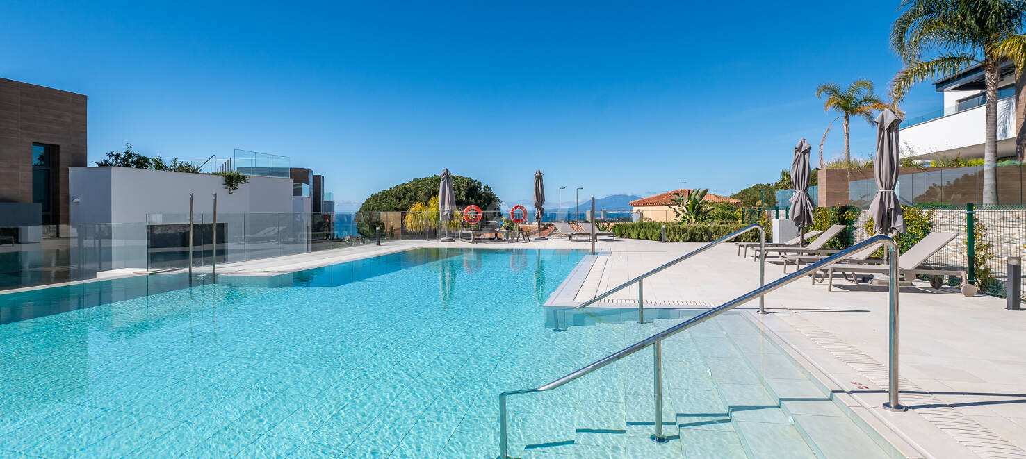 Fantastisk South-Facing Corner Duplex i Artola Alta