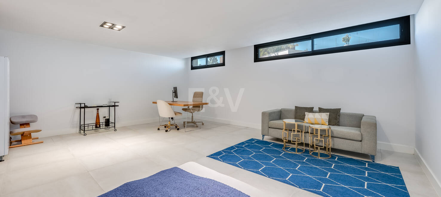 Fantastisk South-Facing Corner Duplex i Artola Alta