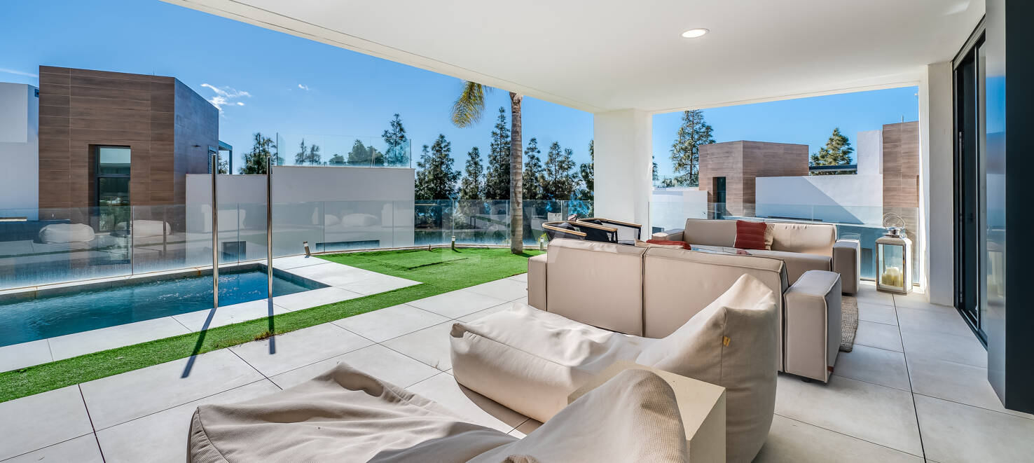 Fantastisk South-Facing Corner Duplex i Artola Alta