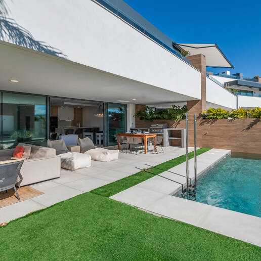 Fantastisk South-Facing Corner Duplex i Artola Alta