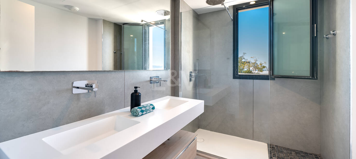 Fantastisk South-Facing Corner Duplex i Artola Alta