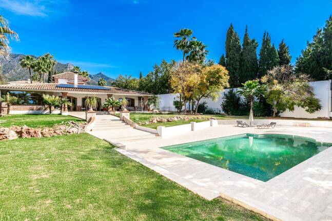 Élégant Rocio de Nagüeles Villa avec technologie solaire, puits privé & finitions premium