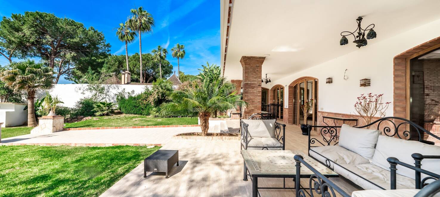 Elegant villa med solenergi, egen brunn och förstklassiga ytbehandlingar