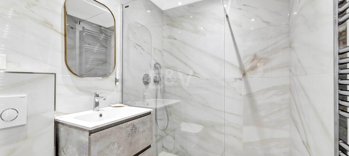 Elegant villa med solenergi, egen brunn och förstklassiga ytbehandlingar