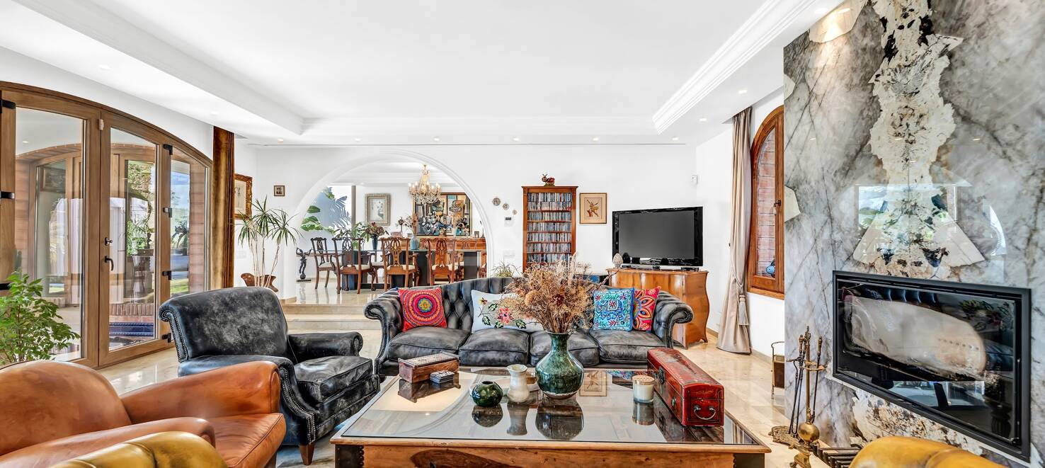 Elegant villa med solenergi, egen brunn och förstklassiga ytbehandlingar