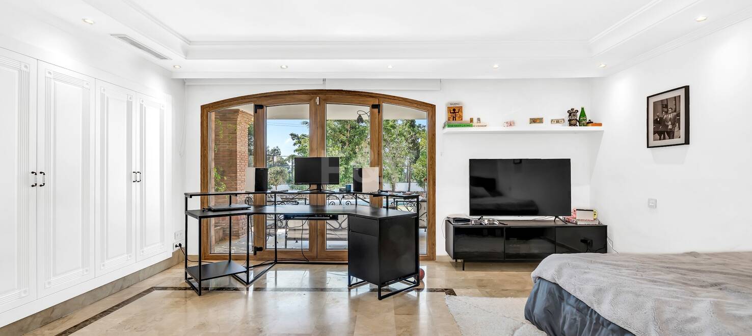 Elegant villa med solenergi, egen brunn och förstklassiga ytbehandlingar