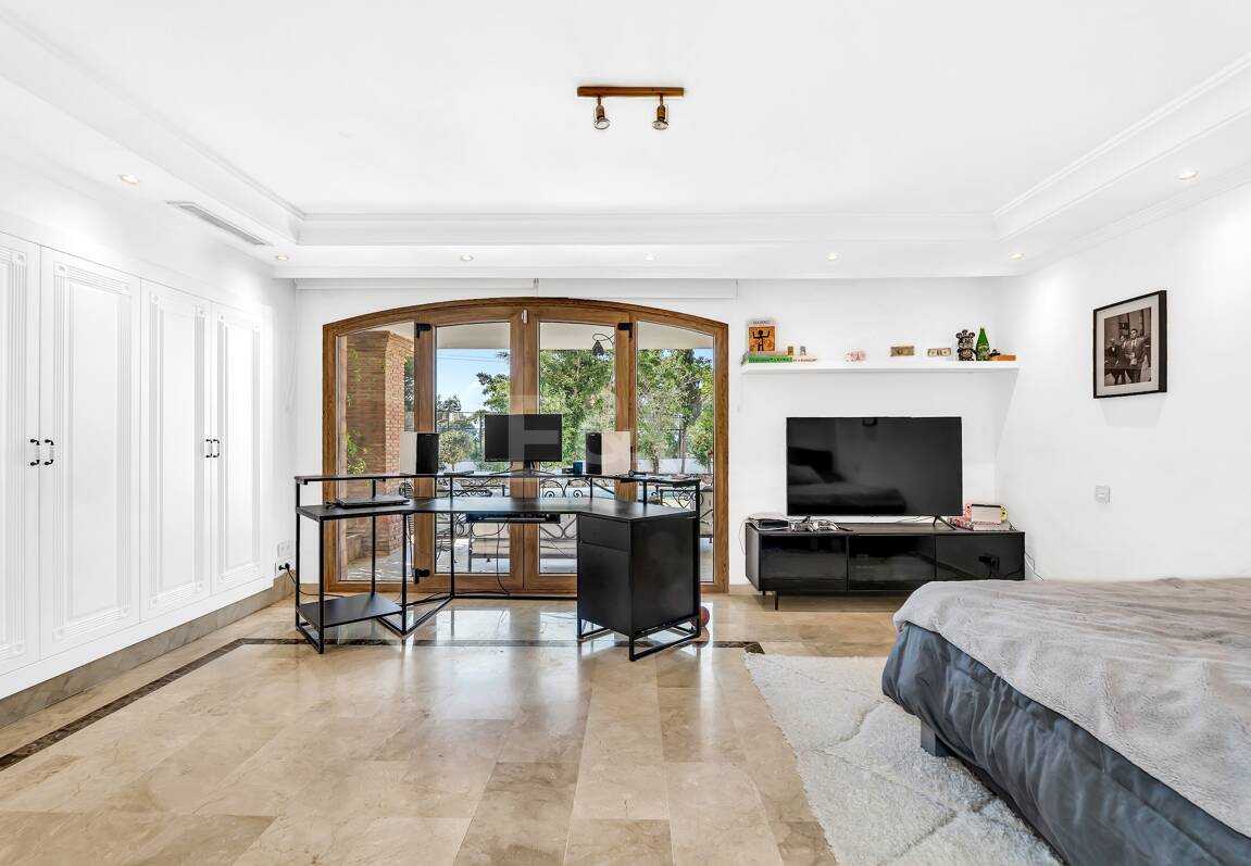 Élégant Rocio de Nagüeles Villa avec technologie solaire, puits privé & finitions premium