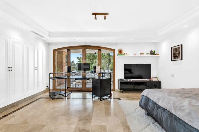 Élégant Rocio de Nagüeles Villa avec technologie solaire, puits privé & finitions premium