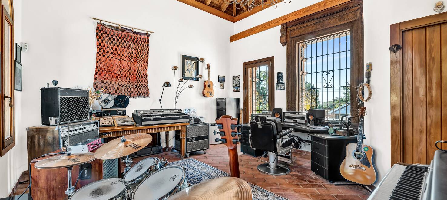 Elegant villa med solenergi, egen brunn och förstklassiga ytbehandlingar