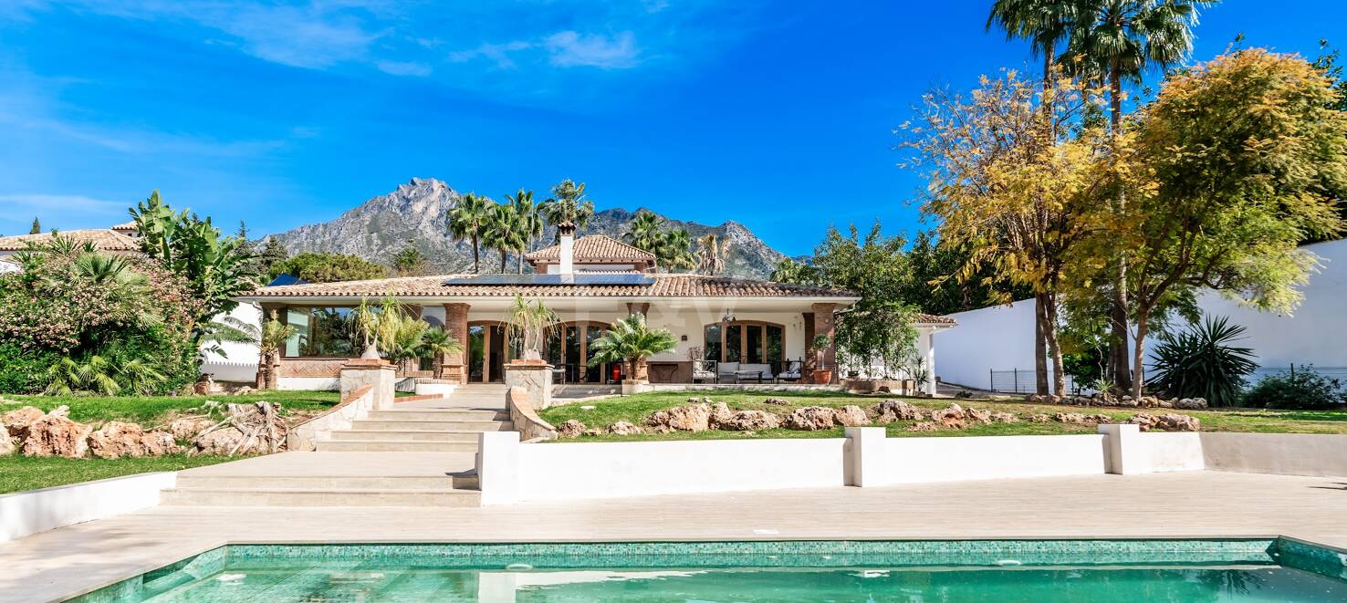 Elegant villa med solenergi, egen brunn och förstklassiga ytbehandlingar