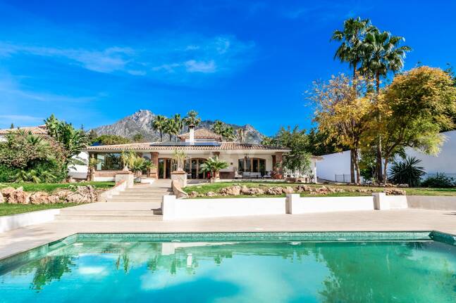 Élégant Rocio de Nagüeles Villa avec technologie solaire, puits privé & finitions premium