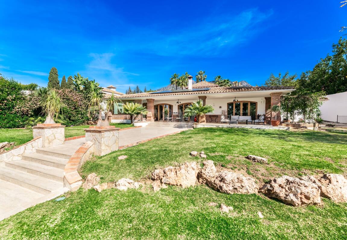 Élégant Rocio de Nagüeles Villa avec technologie solaire, puits privé & finitions premium