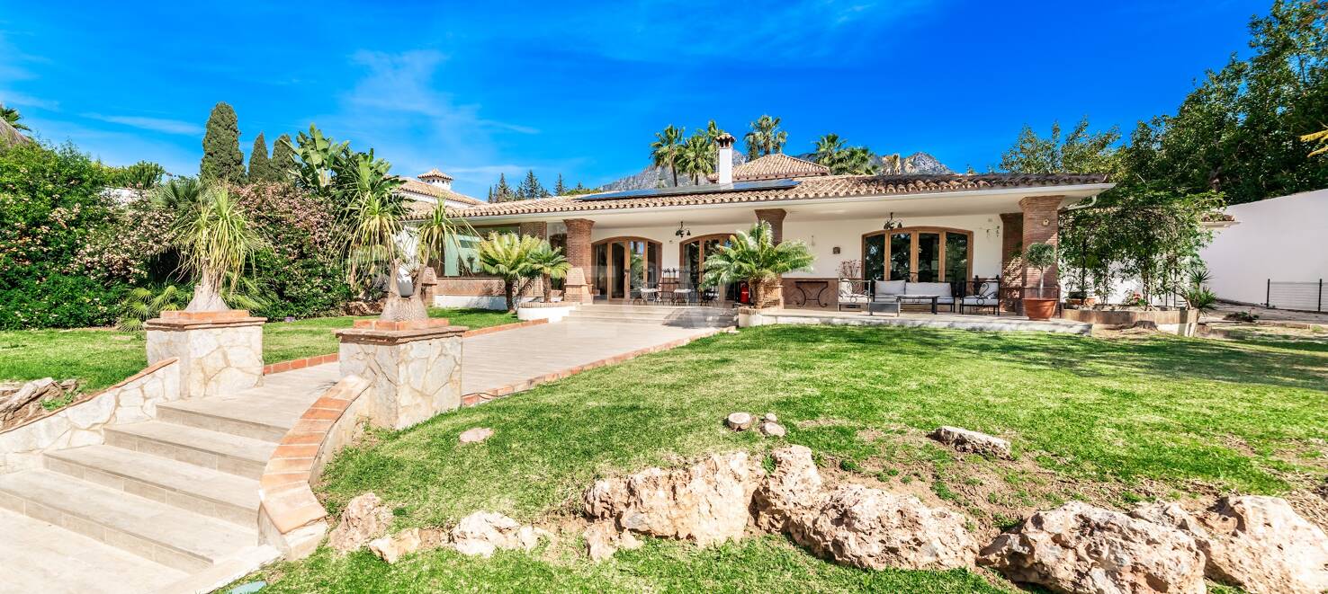 Elegant villa med solenergi, egen brunn och förstklassiga ytbehandlingar
