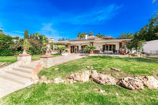 Élégant Rocio de Nagüeles Villa avec technologie solaire, puits privé & finitions premium