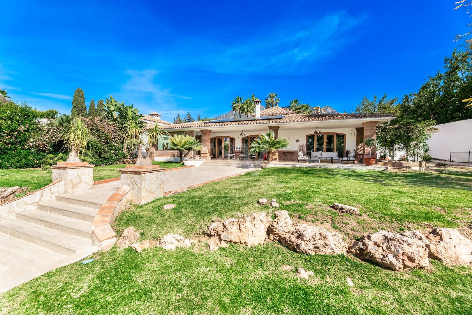 Élégant Rocio de Nagüeles Villa avec technologie solaire, puits privé & finitions premium