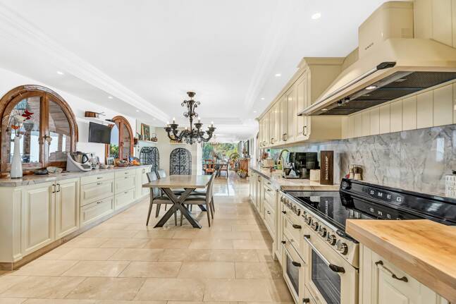 Élégant Rocio de Nagüeles Villa avec technologie solaire, puits privé & finitions premium