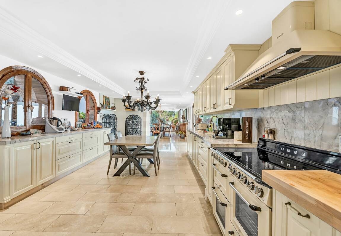 Élégant Rocio de Nagüeles Villa avec technologie solaire, puits privé & finitions premium