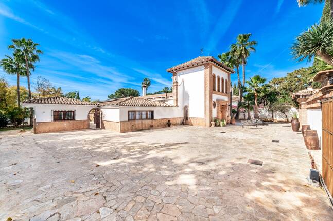 Élégant Rocio de Nagüeles Villa avec technologie solaire, puits privé & finitions premium