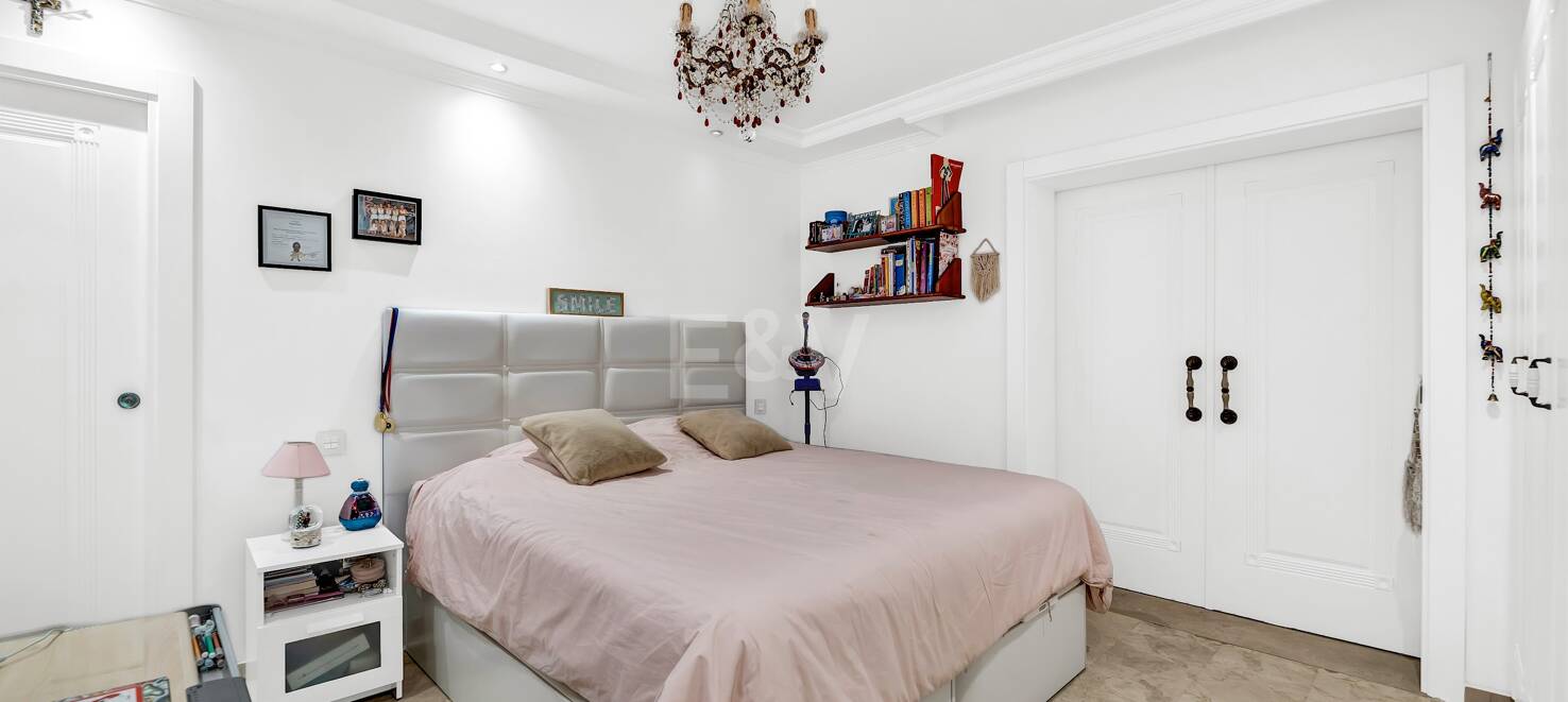 Elegant villa med solenergi, egen brunn och förstklassiga ytbehandlingar
