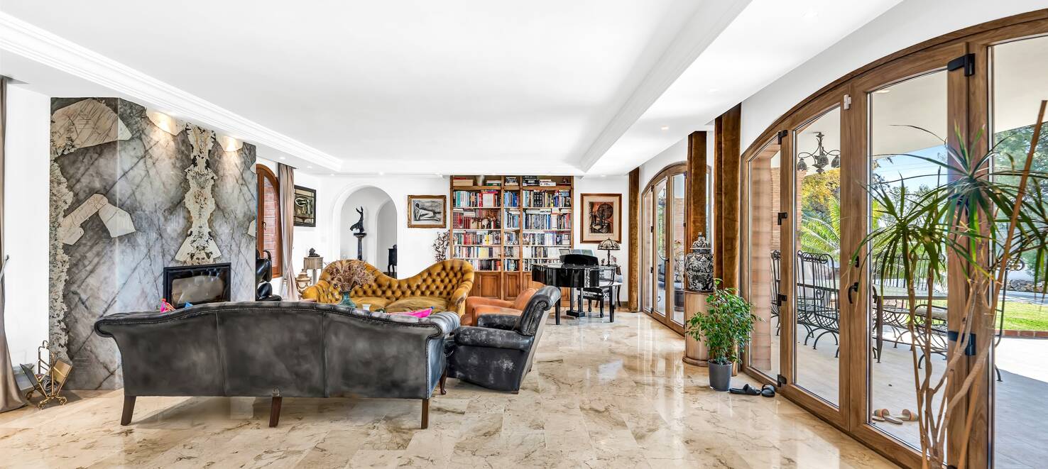 Elegant villa med solenergi, egen brunn och förstklassiga ytbehandlingar
