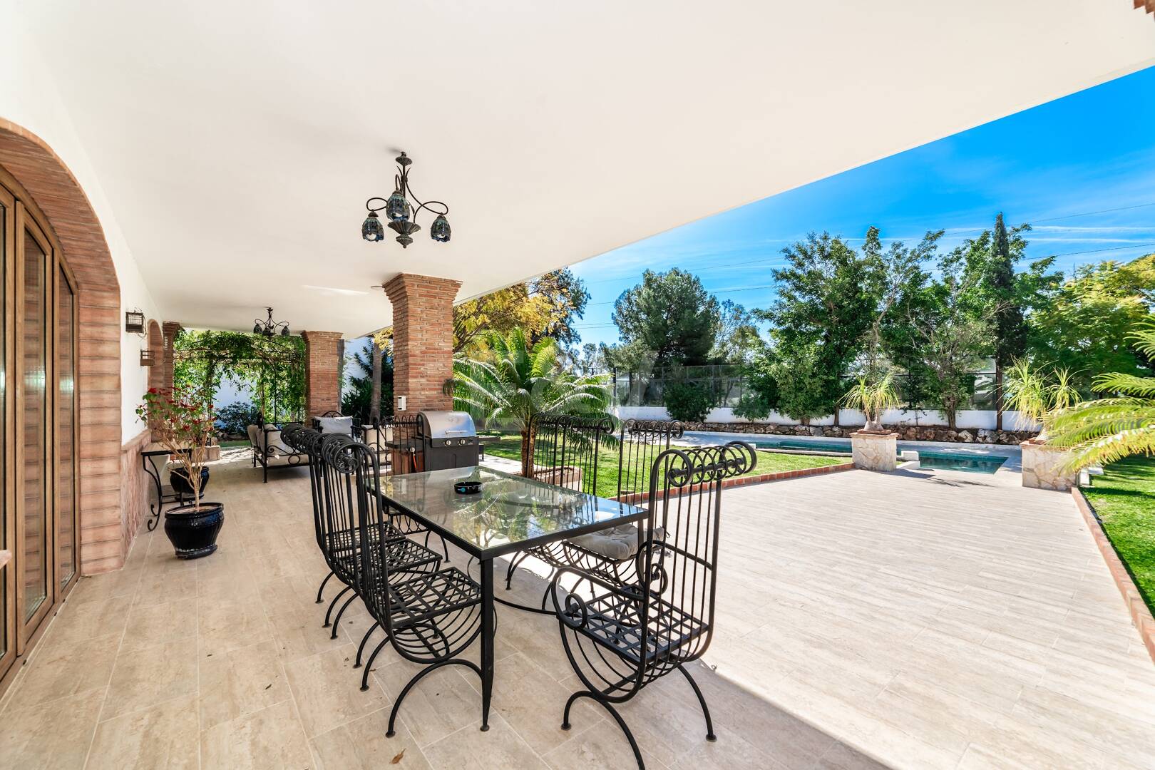 Élégant Rocio de Nagüeles Villa avec technologie solaire, puits privé & finitions premium